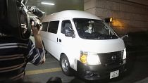 مركبة الشرطة اليابانية وهي تقل المشتبه بهم في جريمة قطع رأس في مدينة سابورو، اليابان