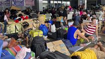 ركاب ينتظرون في محطة ركاب بعد تعليق السفر البحري بسبب إعصار دوكسوري في مانيلا ، الفلبين يوم الثلاثاء 25 يوليو 2023