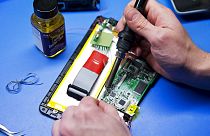 Nuove regole Ue per le batterie per tutelare il diritto alla riparazione di smartphone, computer e tablet