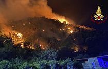 Ein Waldbrand wütet nahe Messina auf Sizilien am 24. Juli 2023