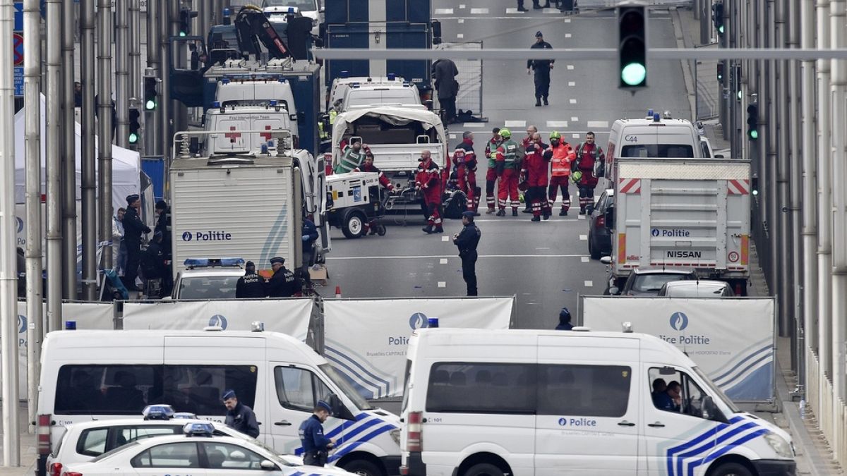 Brüksel'deki saldırılar sonrası Maelbeek metro istasyonunun dışı