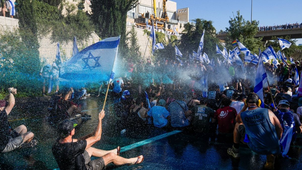 الشرطة الإسرائيلية تستخدم خراطيم المياه لتفريق المتظاهرين في القدس. 