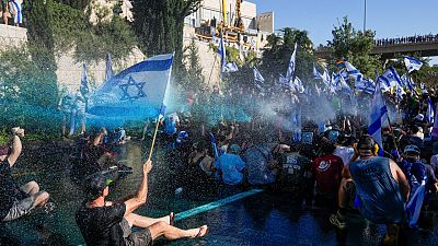الشرطة الإسرائيلية تستخدم خراطيم المياه لتفريق المتظاهرين في القدس.