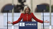 ABD Başkanı Joe Biden'ın eşi Jill Biden, ülkesinin Paris merkezli UNESCO'ya yeniden dönüşünü sembolize eden bayrak çekme törenine katılarak konuşma yaptı