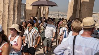 دخول السياح إلى تل الأكروبوليس القديم خلال موجة حر ، في أثينا ، اليونان، 13 يوليو 2023.