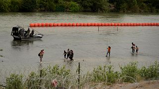 Des migrants ayant traversé le Rio Grande depuis le Mexique à Eagle Pass, au Texas, le mercredi 12 juillet 2023.