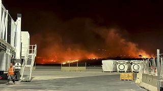 Пламя подступает к аэропорту Палермо, 24 июля 2023 года.