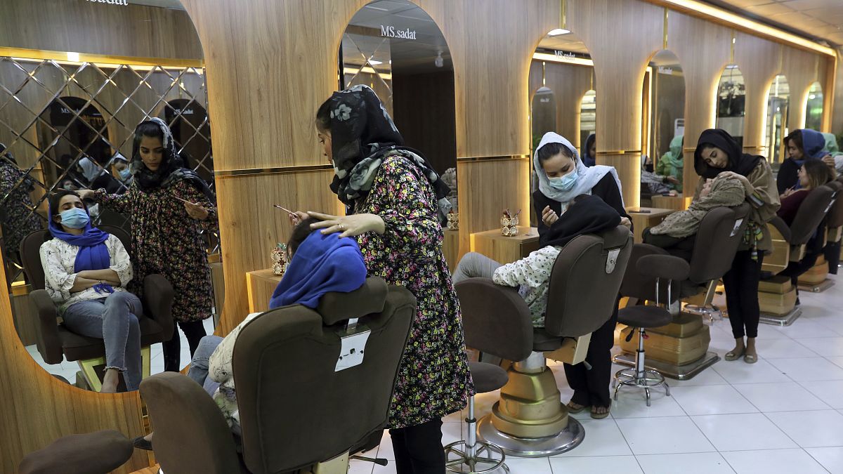 Салоны красоты были одними из последних мест, где ещё разрешалось работать афганским женщинам