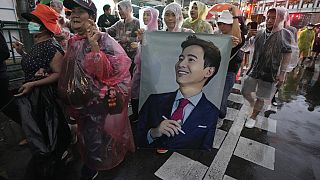 أنصار بيتا ليمجارونرات يحملون صورته، خلال احتجاج في بانكوك، تايلاند، 23 يوليو، 2023.