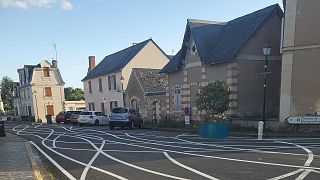 Foram traçadas novas linhas brancas para obrigar os condutores a abrandar num cruzamento na aldeia francesa de Bauné, perto de Angers.