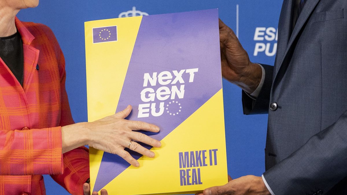La Presidente della Commissione europea Ursula von der Leyen, a sinistra, e il Primo Ministro spagnolo Pedro Sanchez tengono l'accordo Next Gen EU