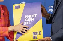 EU-Kommissionspräsidentin Ursula von der Leyen, links, und Spaniens Premierminister Pedro Sanchez halten die Next Gen EU-Vereinbarung