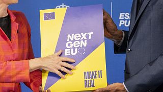 La Presidente della Commissione europea Ursula von der Leyen, a sinistra, e il Primo Ministro spagnolo Pedro Sanchez tengono l'accordo Next Gen EU