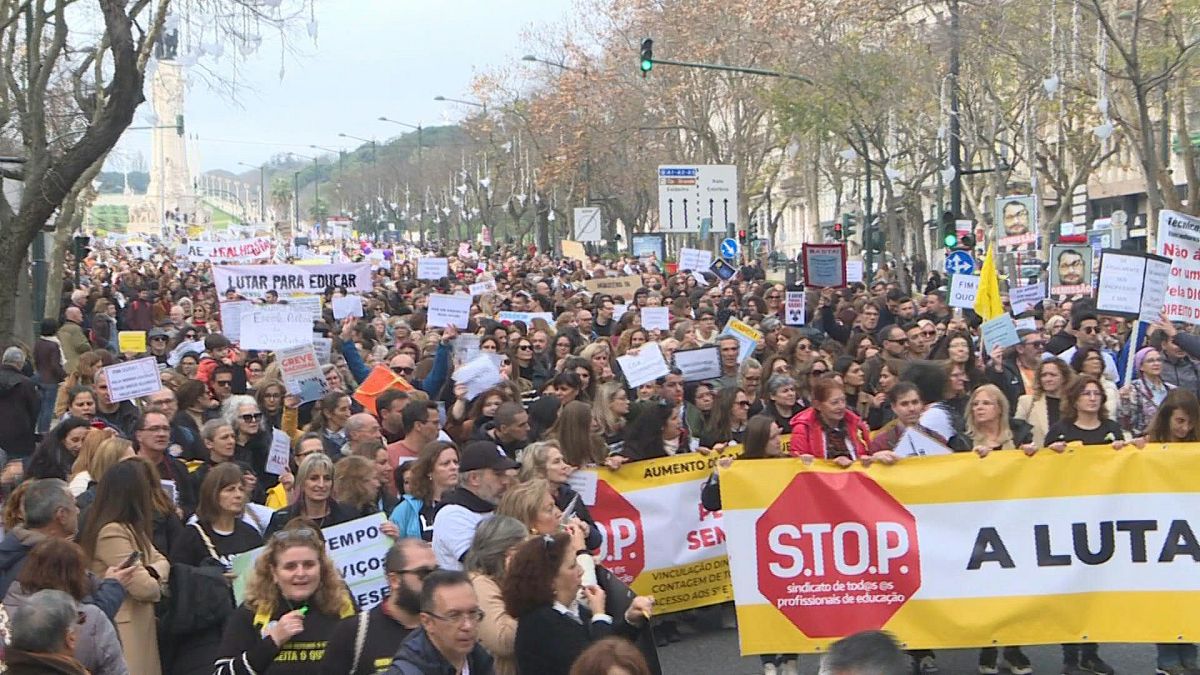 يتظاهر المعلمون في لشبونة من أجل تحسين الأجور وظروف العمل، 14 كانون الثاني 2023.