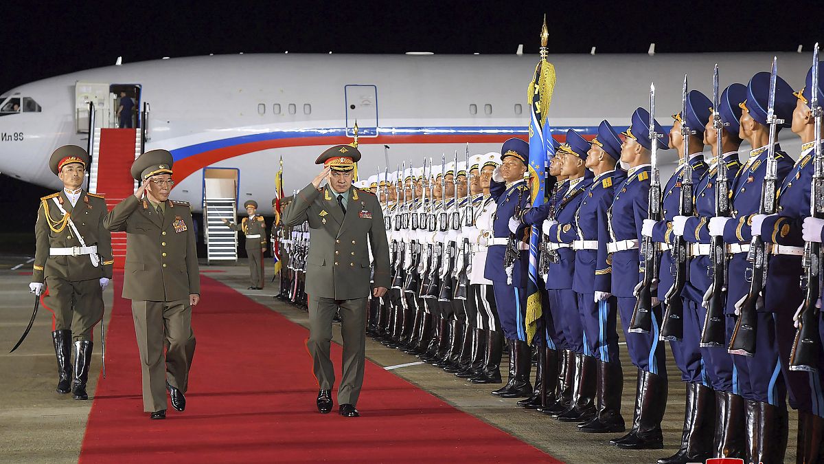 وزير الدفاع الروسي سيرغي شويغو عند وصوله إلى بيونغ يانغ 
