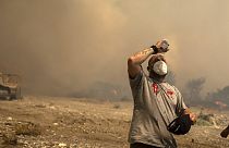 Homem ajuda a combater os fogos na ilha de Rodes, Grécia