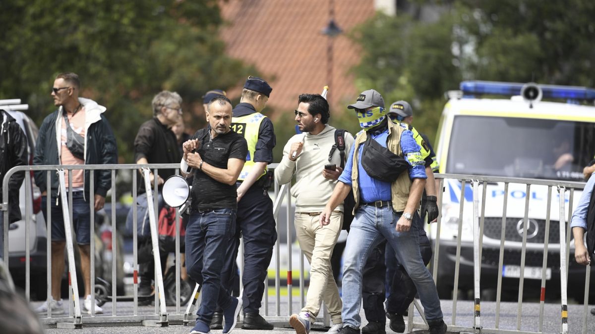 Néhány nappal ezelőtt, Stockholmban: Salwan Momika koránégetőt kísérik el rendőrök az iraki követség elől