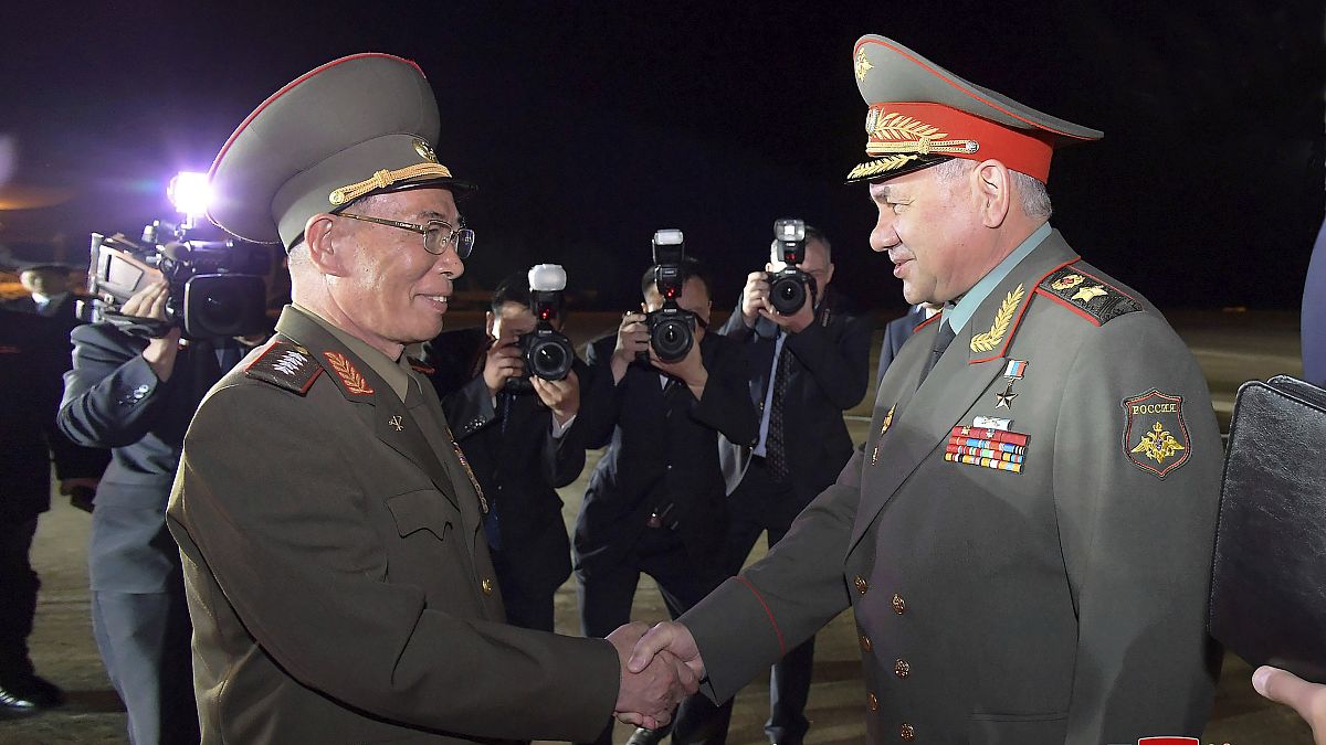Ministro da Defesa russo, Sergei Shoigu, à direita, é recebido pelo Ministro da Defesa norte-coreano, Kang Sun Nam, no Aeroporto Internacional de Pyongyang, Core