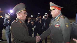 El ministro ruso fue recibido en el aeropuerto de Pionyang por su homólogo norcoreano, Kang Sun Nam.