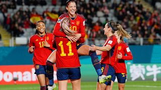 Jennifer Hermoso salta a los brazos de Alexia Putellas tras marcar el segundo gol de para España durante el partido contra Zambiaen en el estadio de Eden Park en Auckland.