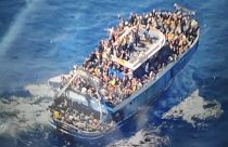 Esta imagen facilitada por la guardia costera de Grecia muestra a decenas de personas en un maltrecho pesquero que más tarde volcó y se hundió frente a las costas griegas.