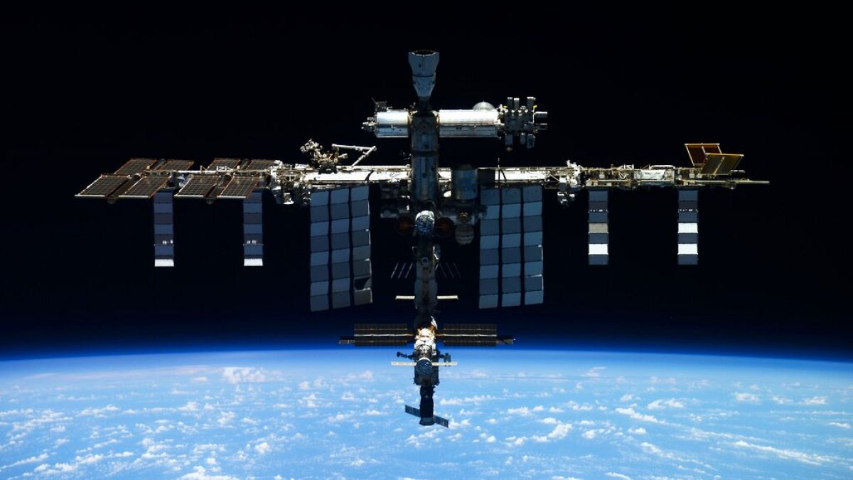 Roscosmos Devlet Uzay Şirketi tarafından yayınlanan bu tarihsiz bildiri fotoğrafı Uluslararası Uzay İstasyonu'nu (ISS) gösteriyor.