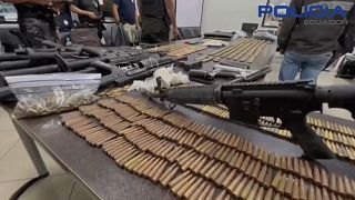 الشرطة في الإيكوادرو تصادر عشرات البنادق والذخيرة من السجن