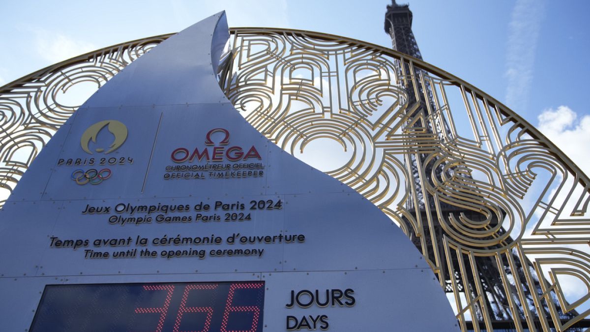 Az olimpia kezdetéig hátralévő időt mutató óra Párizsban.
