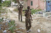 Somali'nin başkenti Mogadişu'da isyancılara karşı savaşan Somali ordusu mensubu askerler (arşiv)