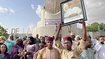 Anhänger des nigerianischen Präsidenten Mohamed Bazoum versammeln sich in Niamey, um ihre Unterstützung für ihn zu zeigen..