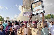 Anhänger des nigerianischen Präsidenten Mohamed Bazoum versammeln sich in Niamey, um ihre Unterstützung für ihn zu zeigen..