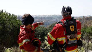 Bombeiros observam rescaldo ao incêndio de Cascais