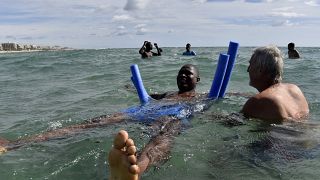 France : des migrants apprennent à nager pour vaincre le traumatisme