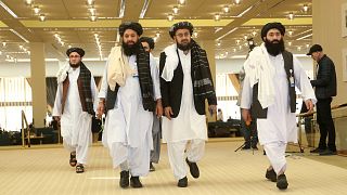 هیأت طالبان افغانستان در حال ورود به دوحه، قطر برای امضای توافقنامه با مقامات آمریکایی ۲۹ فوریه ۲۰۲۰. 