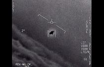 La imagen del video proporcionado por el Departamento de Defensa etiquetado Gimbal, de 2015, un objeto inexplicable es rastreado por un aviador naval.