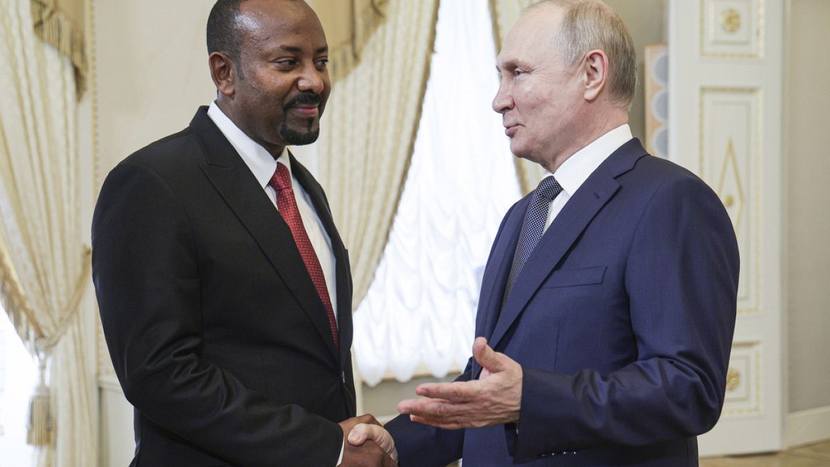 Vladímir Putin junto al primer ministro de Etiopía Abiy Ahmed