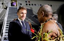 Presidente de França no aeroporto de Port Vila, em Vanuatu