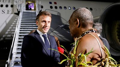 Presidente de França no aeroporto de Port Vila, em Vanuatu