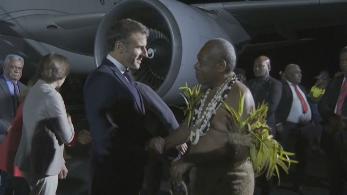 Emmanuel Macron (l.) wird vom Außenminister Vanuatus, Jotham Napat, empfangen