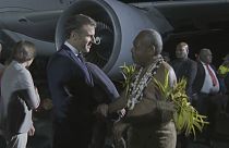 Emmanuel Macron (l.) wird vom Außenminister Vanuatus, Jotham Napat, empfangen