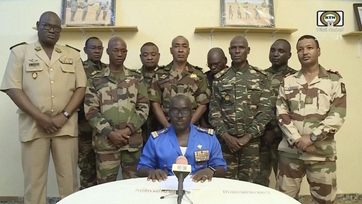 Amadou Abdramane, il nuovo "uomo forte" del Niger, attorniato dai militari. 
