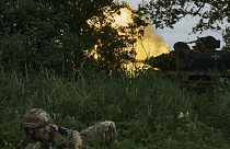 Ukrán katonák orosz állásokat támadnak Bahmutnál