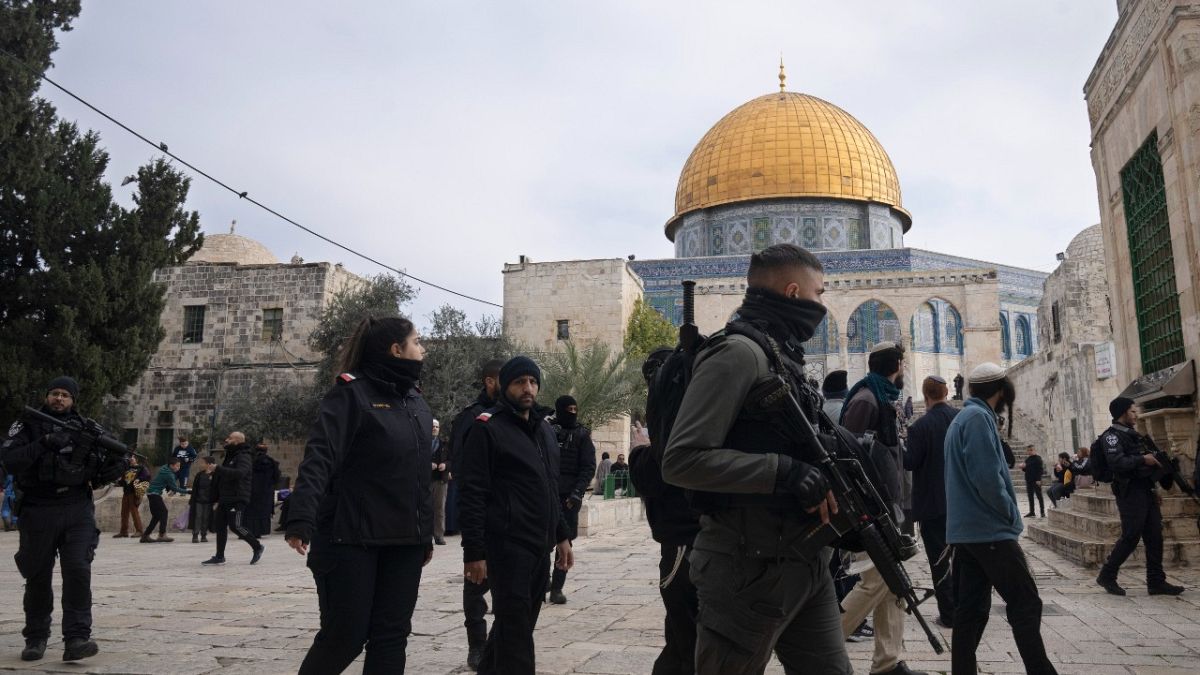 مجموعة من المستوطنين بحماية عناصر من الشرطة الإسرائيلية في باحات المسجد الأقصى، القدس المحتلة