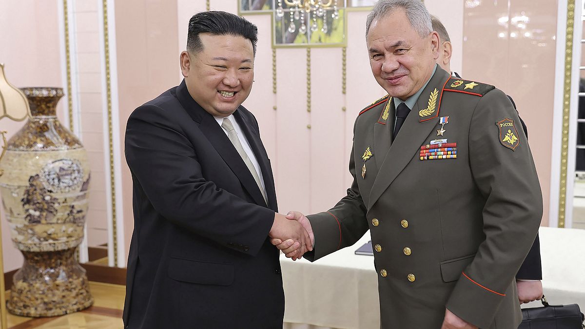 il leader nordcoreano Kim Jong Un e il ministro della Difesa russo Sergei Shoigu