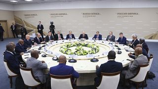 Vlagyimir Putyin orosz elnök (k) az Oroszország-Afrika csúcstalálkozó plenáris ülésén vesz részt Szentpéterváron 2023. július 27-én.