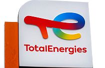 Bandeira da Total Energies em Lille, no norte de França, terça-feira, 1 de março, 2022