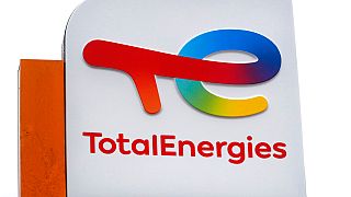 Bandeira da Total Energies em Lille, no norte de França, terça-feira, 1 de março, 2022