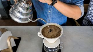 موظف مقهى متخصص يقدم القهوة المفلترة في متجر في العاصمة اليمنية صنعاء التي يسيطر عليها الحوثيون، في 23 يوليو / تموز 2023.