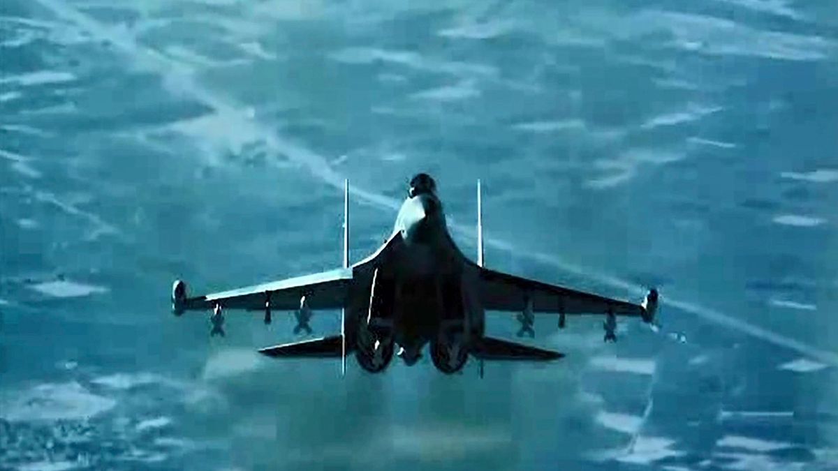 این تصویر که از ویدئوی منتشر شده توسط نیروی هوایی ایالات متحده گرفته شده، نشان می‌دهد یک جت جنگنده روسی در نزدیکی یک پهپاد آمریکایی بر فراز سوریه پرواز می‌کند