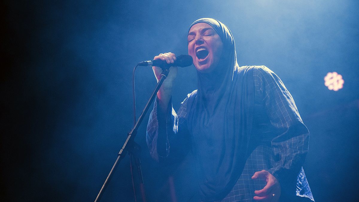 La cantante irlandesa Sinead O'Connor actúa en el Akvarium Klub de Budapest, Hungría, el 9 de diciembre de 2019.